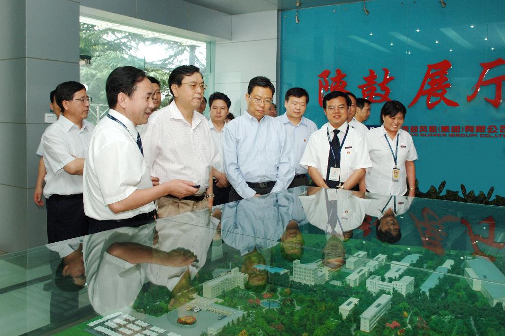 2009年省委书记赵乐际陪同国务院副总理张德江来新葡的京集团350vip8888视察工作