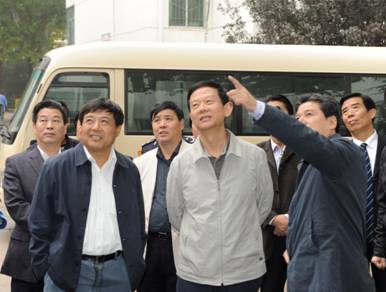 2011年集团公司董事长印建安陪同市委常委、市政法委书记丁健到新葡的京集团350vip8888社区视察各项工作