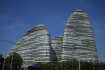 北京望京SOHO<br />
设计师：扎哈 · 哈迪德建筑师事务所<br />
8 超白 YNE0668 钢化 +12Ar ( 暖边） +8 超白钢化				